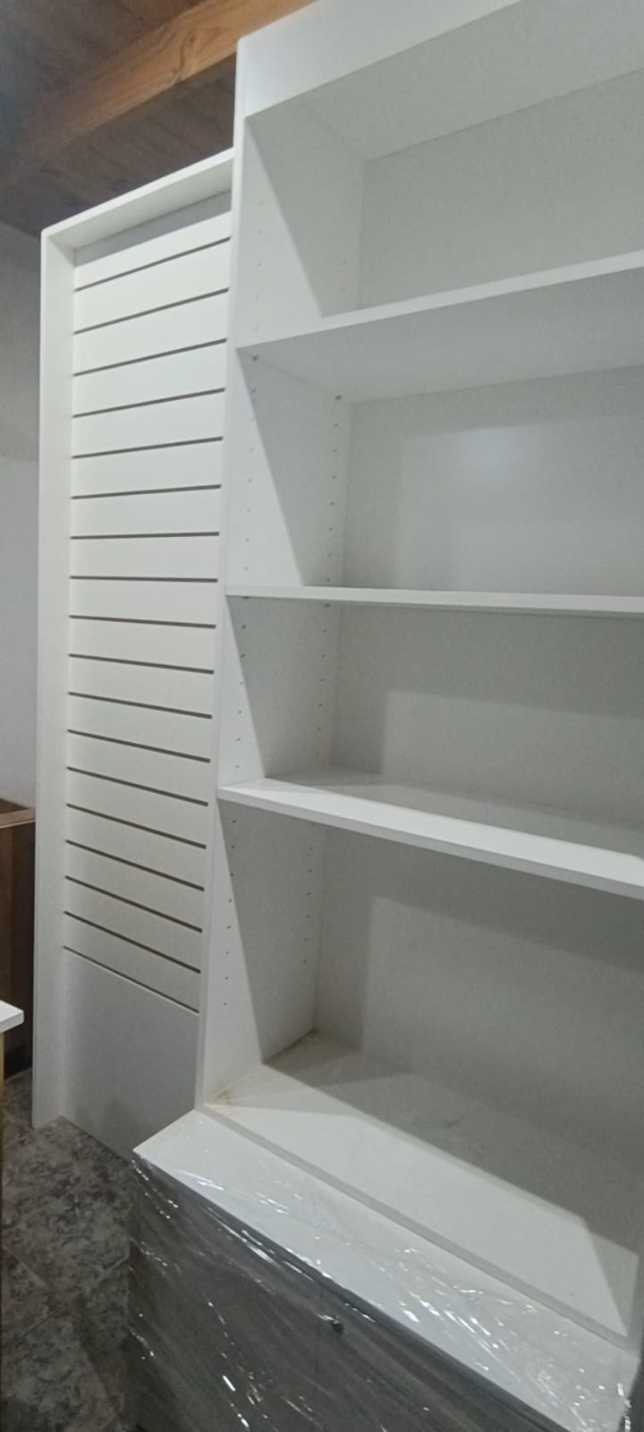 Estanteria Exhibidor con Baulera y panel ranurado